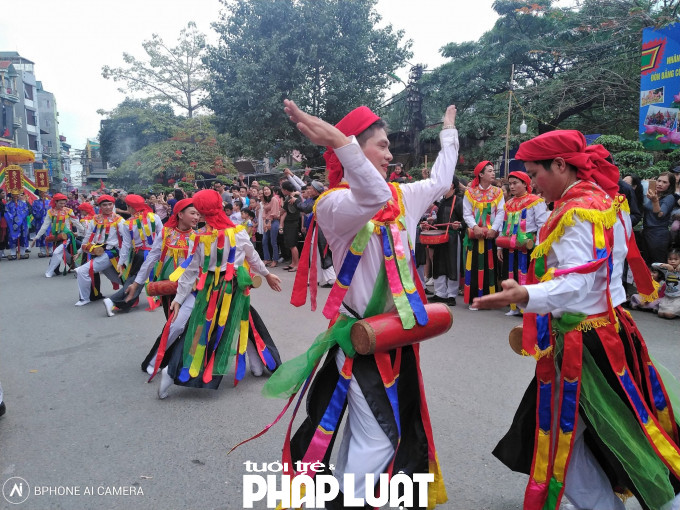 Trong lễ hội làng Triều Khúc có nhiều giá trị văn hóa truyền thông đặc sắc được bảo tồn. Đặc sắc nhất là điệu múa “con đĩ đánh bồng”.
