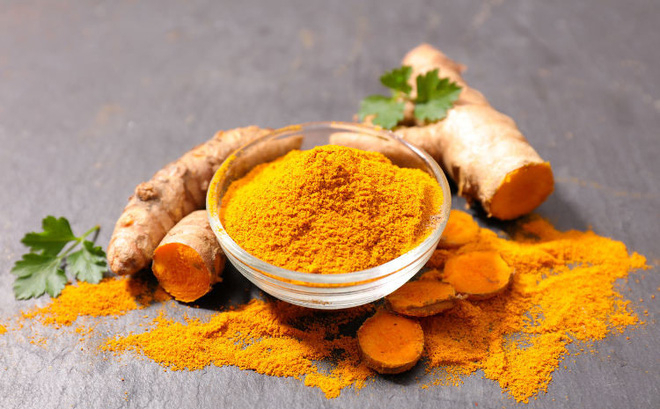 Nghệ: Nghệ có màu vàng là do thành phần curcumin, một chất giúp cải thiện các cơn đau mãn tính thông qua việc kìm nén các chất hóa học gây viêm trong cơ thể.