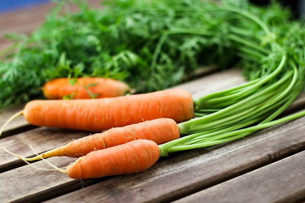 Cà rốt: Cà rốt giàu carotenoid, một nhóm hóa chất có khả năng bảo vệ các tế bào khỏi gốc tự do, đồng thời hỗ trợ hệ miễn dịch và có khả năng kháng viêm.