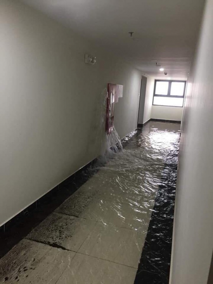 Hành lang tòa chung cư cao cấp nhìn như bể bơi...