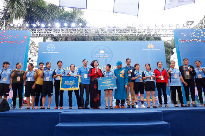 Phó Giám đốc Sở Văn hóa và Thể thao Hà Nội Trần Thị Vân Anh và Tổng Giám đốc Vietnam Airlines Dương Trí Thành trao giải Nhất cho đội tuyển nữ Chương Mỹ.