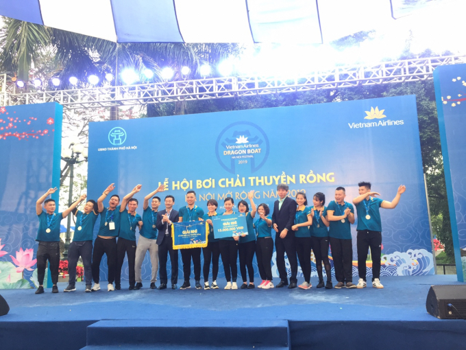 Các thành viên Đội Vietnam Airlines 2 lên bục nhận giải nhất của đơn vị tổ chức doanh nghiệp (Ảnh Hồng Nụ)