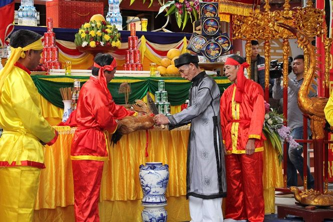 Cắt tiết kim kê uống rượu thề không tham nhũng.