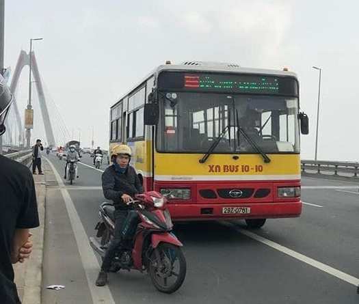 Chiếc xe buýt cán qua người đàn ông khiến nạn nhân tử vong