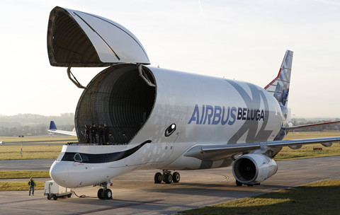 Airbus Beluga XL đậu tại Broughton, xứ Wales hôm 14.2 (ẢNH: BLOOMBERG).