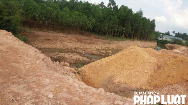 Gần 200m suối Bài tại  thôn Nòn, thị trấn Thanh Sơn bị san lấp trái phép bởi sự làm ngơ của chính quyền sở tại