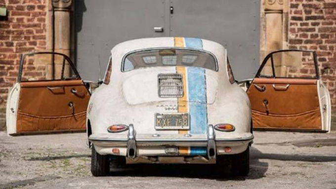 Phía sau xe Porsche 356 B huyền thoại.
