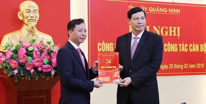 Phó Bí thư Tỉnh ủy, Chủ tịch UBND tỉnh Quảng Ninh Nguyễn Đức Long trao quyết định điều động, chỉ định ông Lê Văn Ánh giữ chức vụ Bí thư Thành ủy Móng Cái.