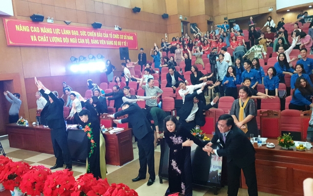 3 phút tập thể dục trước hội nghị cùng Bộ trưởng Bộ Y tế