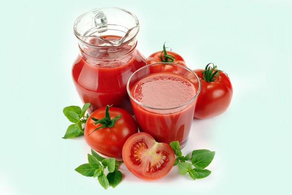 Mẹ có thể làm sinh tố hay sốt cà chua cho bé dùng trong bữa ăn