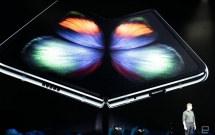 sieu dien thoai gap galaxy fold ra mat gia 46 trieu khong ban o viet nam