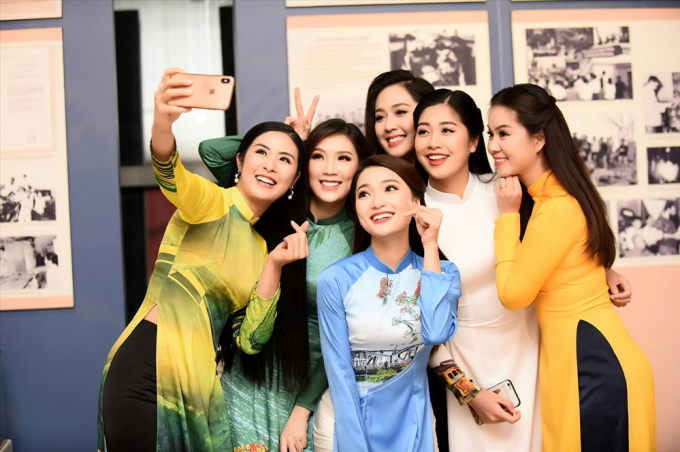 Phạm Ngọc Hà My cùng với Hoa hậu Ngọc Hân trong một sự kiện quảng bá về áo dài.