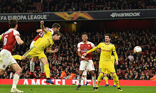 Tình huống không chiến thành bàn của Mustafi, đưa Arsenal vươn lên dẫn 2-1 sau hai lượt trận. Ảnh: AP