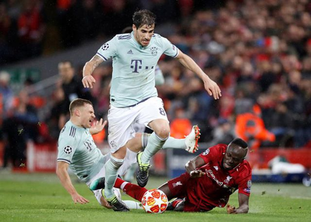 Javi Martinez chơi mạnh mẽ ở trận gặp Liverpool.