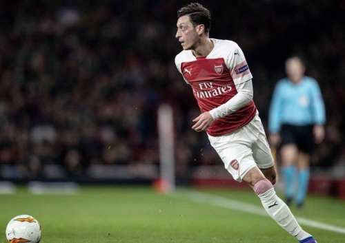 hlv emery ozil co the tiep tuc ngoi du bi