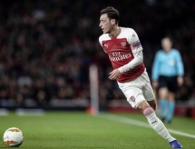 hlv emery ozil co the tiep tuc ngoi du bi