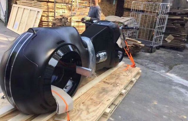 Phúc XO tậu 2 môtô 10 tỷ có bánh không trục, động cơ 2000cc