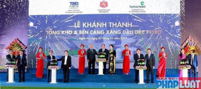 Thủ tướng Nguyễn Xuân Phúc và Phó Chủ tịch Quốc hội Uông Chu Lưu thực hiện nghi thức khánh thành Tổng kho và Bến cảng xăng dầu DKC PETRO tỉnh Nghệ An.