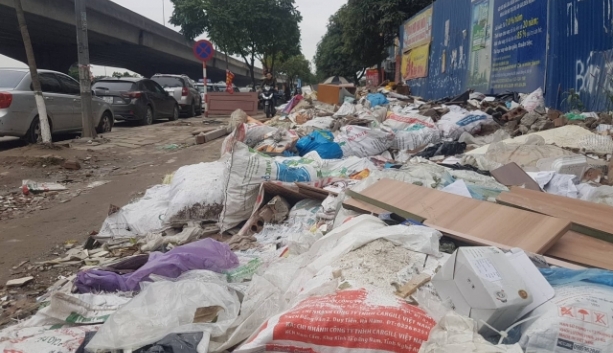 ha noi can xu ly nghiem tinh trang vut rac bua bai