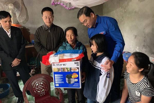 Thường trực Thành đoàn Hà Nội thăm và tặng quà gia đình chính sách, khó khăn