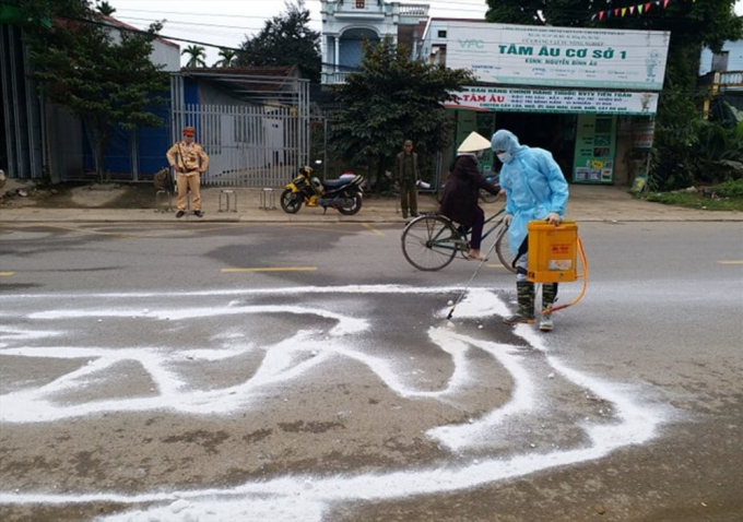 Nhân viên y tế khoanh vùng, ngăn dịch tả lợn châu Phi lây lan