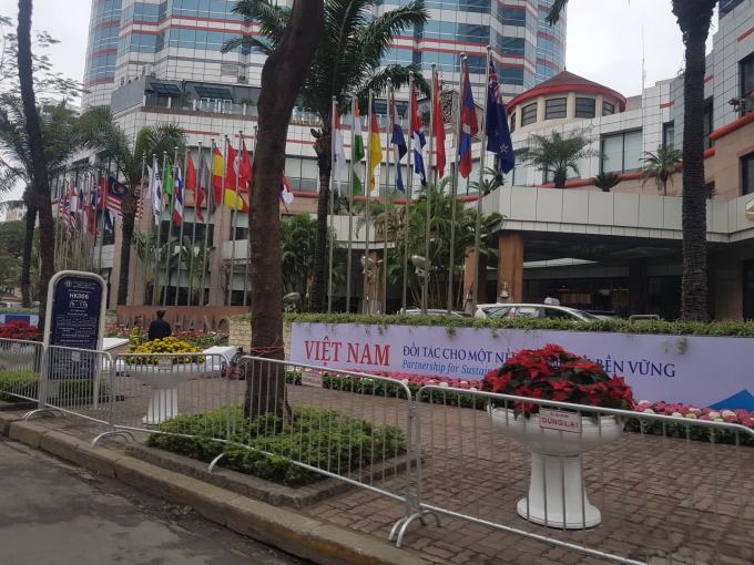 Hàng rào bao quanh khách sạn được bảo vệ nghiêm ngặt.