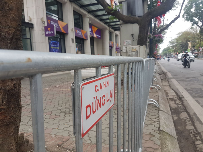 Quanh khu vực khách sạn Melia đều được dựng rào chắn.