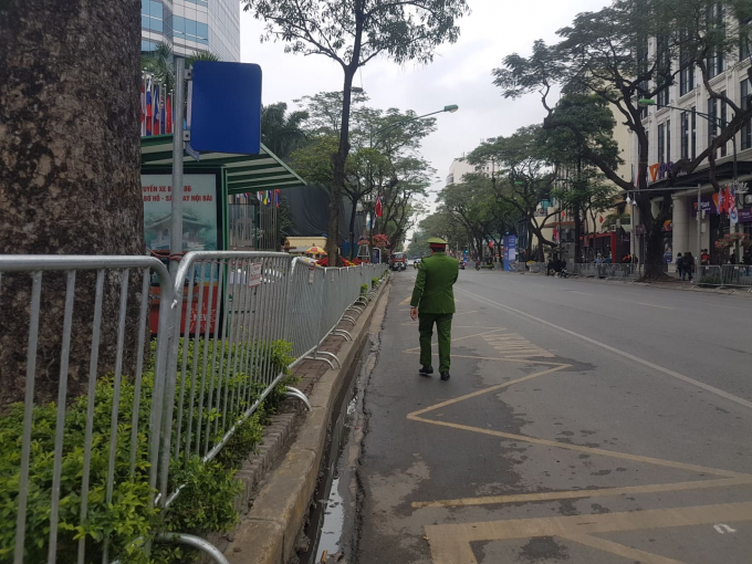 Hàng rào sắt được dựng trên toàn bộ đoạn phố trước khách sạn Melia, từ phố 19 tháng 2 cho đến Quang Trung.
