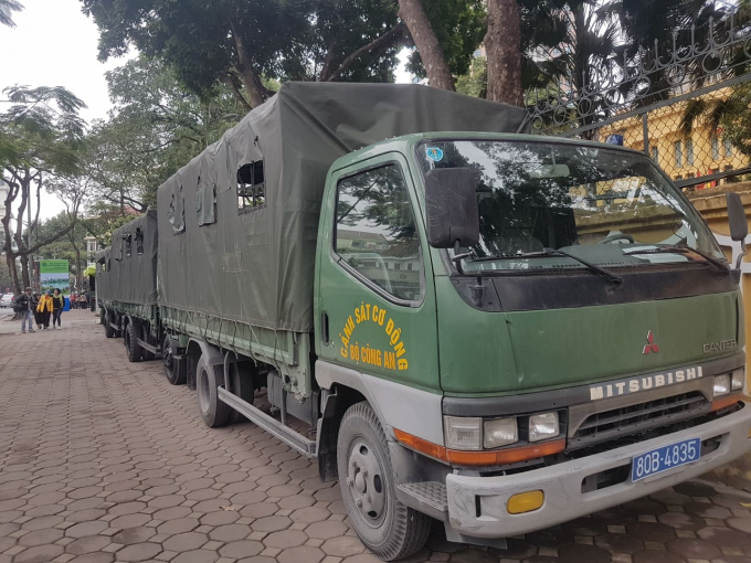 Đoàn xe của cảnh sát cơ động.