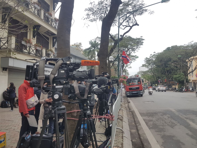 Một số khách sạn khác cũng có phóng viên túc trực nhưng Melia là nơi đầu tiên có hàng rào dựng lên, các PV nước ngoài cũng đến đây để tác nghiệp.