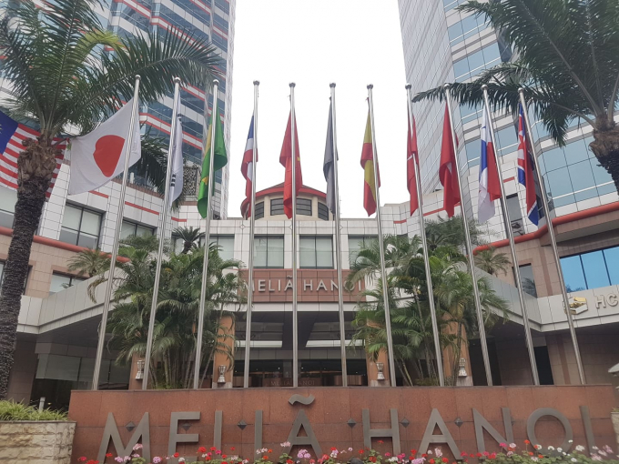 Khoảng 300 miếng ghép hàng rào hai lớp đang được dựng trước khách sạn Melia.