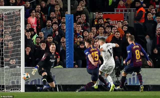 Vazquez giúp Real Madrid hòa 1-1 trong trận lượt đi ở Nou Camp.