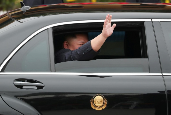 Ông Kim Jong-un lên ô tô đến Hà Nội. Ảnh: Reuters.