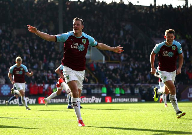 Ashley Barnes giúp Burnley giành chiến thắng trước Burnley.