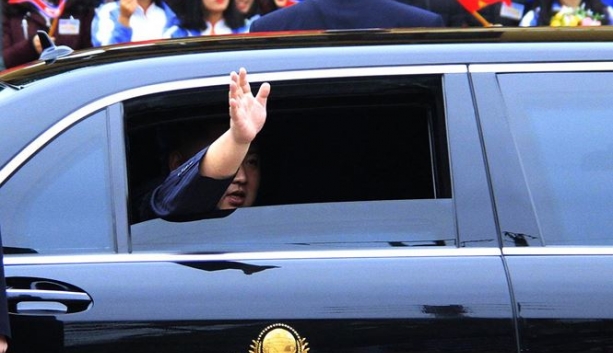 chu tich trieu tien ha kinh xe chong dan chao nguoi dan viet nam