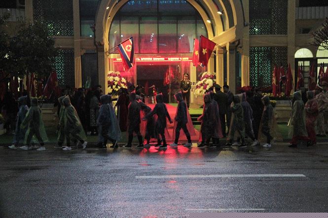 Từ khoảng 5h sớm nay, 26/2, hàng trăm người dân kéo đến khu vực gần ga Đồng Đăng (Cao Lộc, Lạng Sơn) để chờ đón nhà lãnh đạo Triều Tiên Kim Jong-un