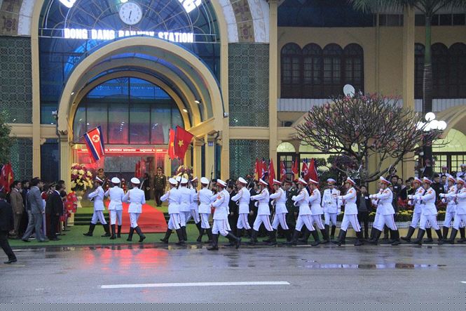 Khoảng 6h30, đội nghi lễ quân đội vào vị trí danh dự chuẩn bị đón khách