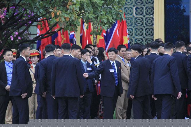 Một lúc sau, khá nhiều đặc vụ Triều Tiên đến ga Đồng Đăng