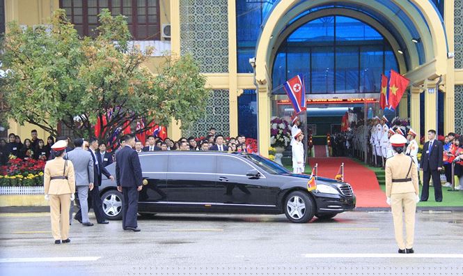 Khoảng 8h15, xe chở lãnh đạo Triều Tiên Kim Jong Un xuất hiện trước cửa ga Đồng Đăng