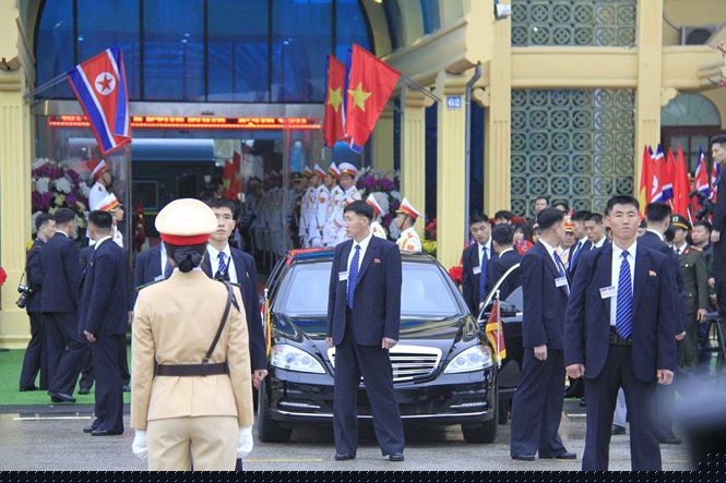Ngay lập tức, các đặc vụ Triều Tiên đứng bảo vệ xung quanh xe