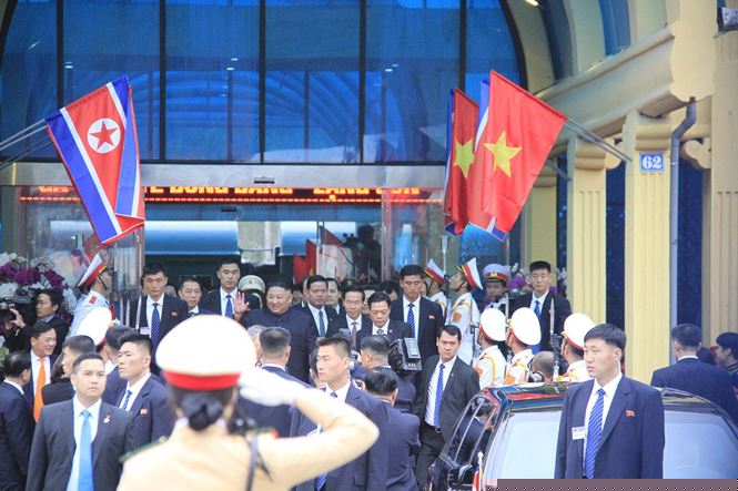 Khoảng 8h22 phút, ông Kim Jong Un rời khỏi chuyến tàu bọc thép, bước xuống ga Đồng Đăng