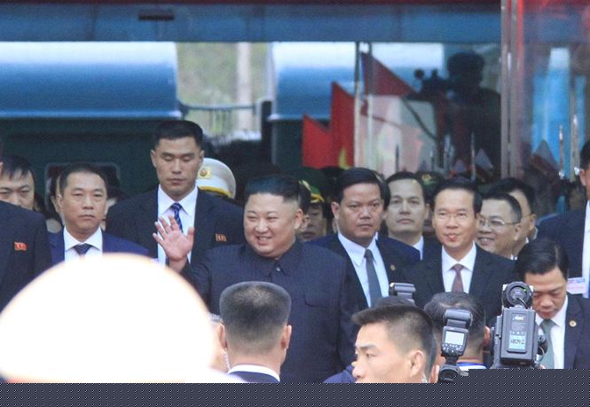 Nhà lãnh đạo Triều Tiên cười tươi, vẫy chào mọi người. Đón ông Kim Jong0un là Ủy viên Bộ Chính trị, Bí thư T.Ư Đảng, Trưởng ban Tuyên giáo T.Ư Võ Văn Thưởng