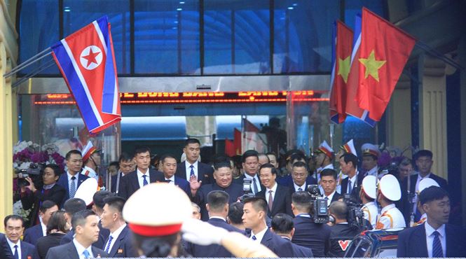 chu tich trieu tien ha kinh xe chong dan chao nguoi dan viet nam