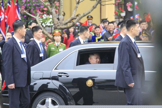 Ông Kim Jong-un hạ cửa kính xe bọc thép, vẫy chào người dân hai bên đường