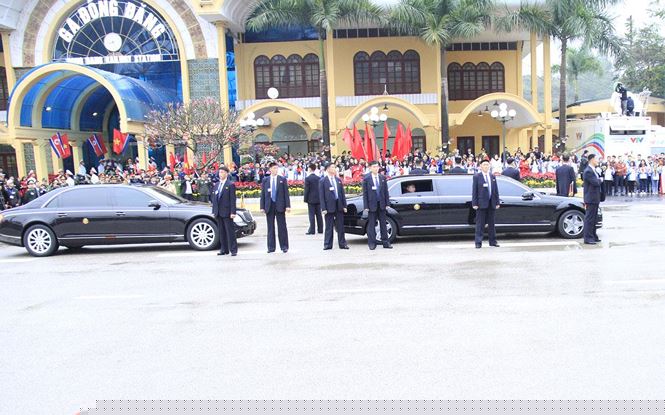 Xe của ông Kim Jong-un dừng khoảng hai phút giữa đường trước ga Đồng Đăng...