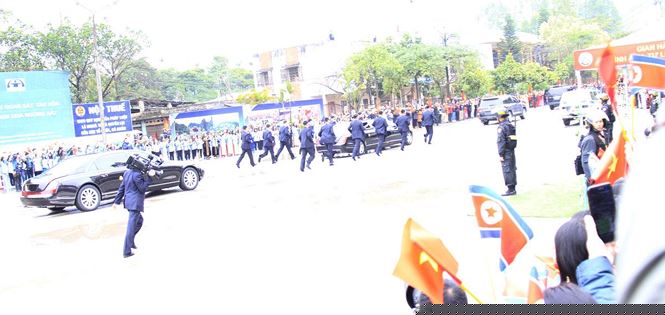 ... trước khi được hộ tống hơn 100km về Hà Nội