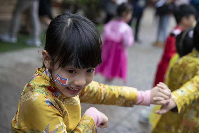 Các học sinh trường mẫu giáo Việt - Triều trong điệu múa Triều Tiên chào mừng chuyến thăm chính thức của Chủ tịch Kim Jong-un