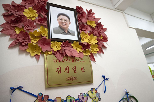 Ảnh và tên của nhà lãnh đạo Kim Chang-il bên ngoài một lớp học trong trường mẫu giáo