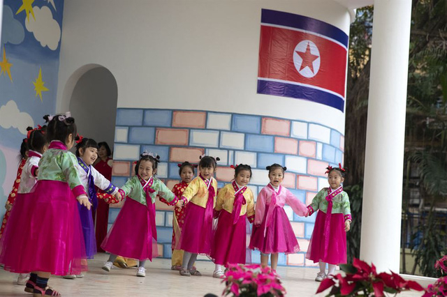 Thầy cô và học sinh trường Việt Triều mong muốn Chủ tịch Kim Jong-un sẽ ghé thăm ngôi trường mẫu giáo đầy ý nghĩa này (ảnh: Choi Won-suk)