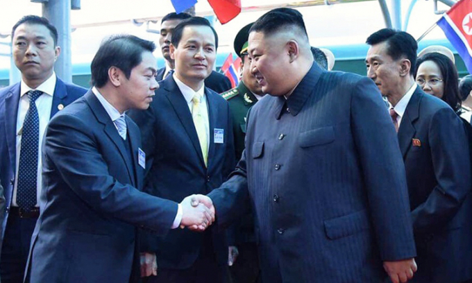 Chủ tịch Triều Tiên Kim Jong-un (phải) bắt tay quan chức Việt Nam khi tới ga Đồng Đăng, tỉnh Lạng Sơn.